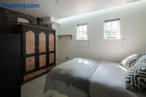 Spacious North London House w Big Garden - Image 5