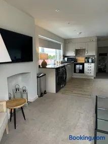 Chew View Luxury Apartment - Image 4