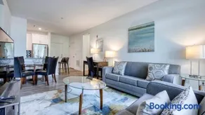 Luxury Modern Apt with Patio - Image 3