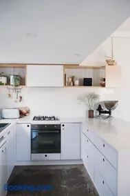 The Barefoot Beach House - Surf Beach - Image 3