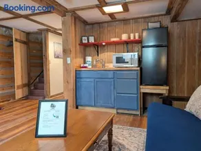 The Elk's Apple Grove, Lower Suite, Real Log Cabin - Image 2