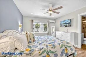 Walk to Siesta Key Beach and Village - Image 2