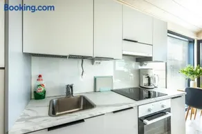 Stunning, modern mini-home 5 miles from the airport! - Image 4