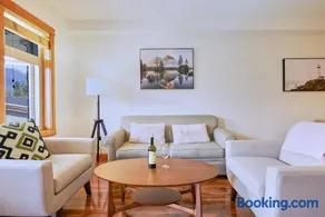 Mtn View Escape with King Size Bed with Outdoor Pool - Banff Pass Included! - Image 2