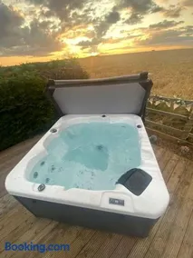 Beautiful Rural Holiday Chalet With Hot tub and Igloo cinema - Image 5