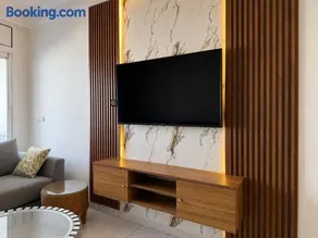 Elegant 2BR Apartment - Image 1