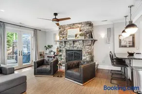 2-story downtown home with enclosed yard, deck, firepit, gas grill & fireplace - Image 3