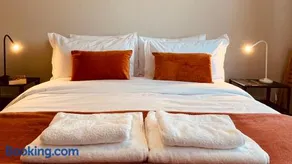 Peaceful 2 Bed Home with Parking Fast WIFI Easy Stress-Free Access to Bath - Image 3