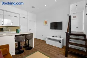 Bright & Airy Flat with Stunning Rooftop Views - Image 4