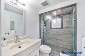 4BR Scarborough Gem, Freshly Renovated, 7 Car Parking - Image 3