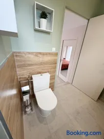 Chambre climatisée et salle de bain privatives, parking - Image 1