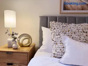 EX207 -UNBEATABLE LOCATION,INNER CBD,2BR, 3BS Apt,Free Secured Parking, Free Tram,Pool,Gym,Sauna - Image 1