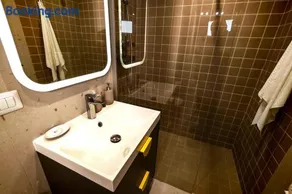 Studio modern în centrul Târgu Neamț - Parcare gratuită - Self check-in - Image 2