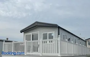 Luxury 3 bed sleeps 8 caravan with sea view - Image 1