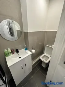 Modern flat in Egham by Royal Holloway University Royal Ascot and Windsor near Heathrow Airport - Image 3