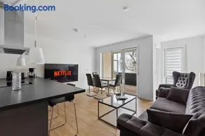 Eindrucksvolle Zwei-Zimmer-Wohnung mit Balkon und großer Küche - Image 1