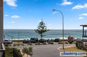 Moana Seaside Retreat - 2 Bedroom, spa , living area & pet friendly - Image 2
