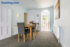 Victoria Cottage - Spacious Bright & Airy - Seconds to Beach - Pet Friendly - Easy Parking - Minutes to All Amenities - 60 percent Off Monthly Stays - Image 2