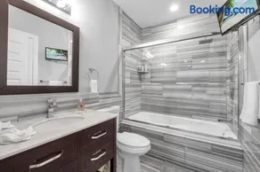 Modern 1BR with Rooftop Pool & Gym - Image 4