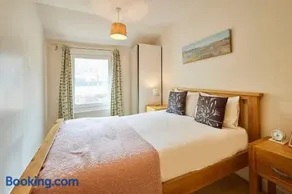 Host & Stay - The Beach - Image 4
