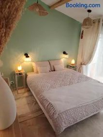 Suite romantique avec jacuzzi privatif - Image 3