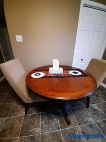 Lovely 2 Bedroom apartment close to Avalon Mall - Image 5