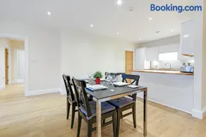 Spacious 3 Bedroom Apt with Parking by 360Stays - Image 4