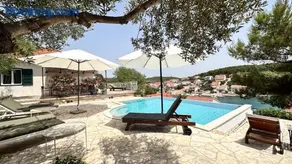 Villa Paladin - Spacious Villa with Pool near Garden Resort - 7 Min walk - Image 4
