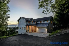 Luxury Seattle Retreat with Views and Bonus Suite - Image 1