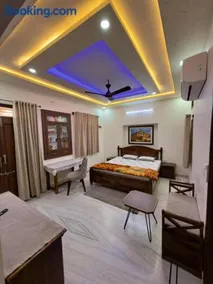 ''Heritage Escape'' Luxe Room with Balcony - Image 1