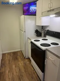 THE Clubhouse MASTERS GOLF THEMED 1 KING BED 1 BATH FURNISHED APARTMENT FULL SIZE KITCHEN FULL SIZE LEATHER PULL OUT SLEEPER SOFA IN LIVING ROOM & FULL SIZE LEATHER SOFA 1 GIG FIBER INTERNET DIRECTV PREMIUM PACKAGE ALL SPORTS & MOVIE CHANNELS & DVR - Image 3