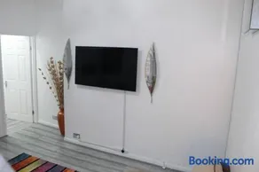 2 bed 1st floor Apartment-own entrance & parking - Image 4
