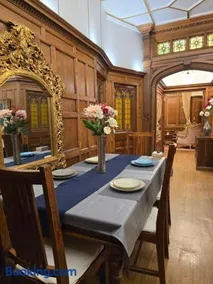 Traditional Victorian West End Apartment - Image 3