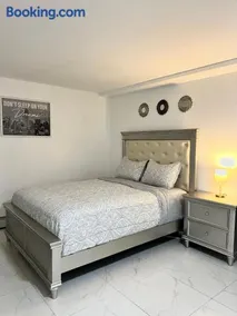 Luxury Guest Home - 10 Min to JFK - Image 3