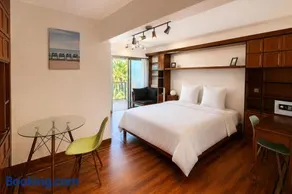 Apartment with balcony and pool near the sea - Image 4