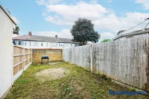 Cosy 2 Bed House w Parking nr Excel Docklands - Image 4