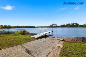 New Lakefront Getaway Private Hot Tub Min to DMC - Image 1