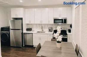 Cozy 2-bedroom with jacuzzi tub in perfect Queens with AC near JFK - Image 2