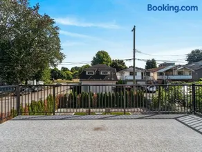 6BR 6 BA Entire Home with AC Prime Location - Image 4