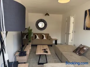 Luxurious Stockport Retreat - 4 Bedrooms - Image 2