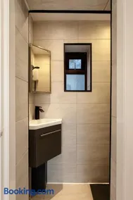 Modern Tiny Home - Ideal for Work Stays & Parking - Image 2