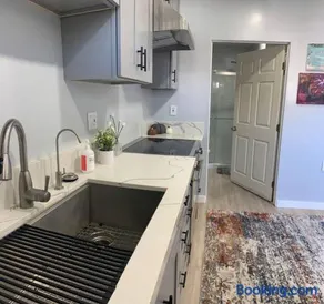 Guesthouse near Disney, Walmart with private parking - Image 3