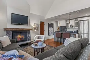 Elevated Penthouse - Pool, Hot Tub & Relaxing Atmosphere! - Image 1