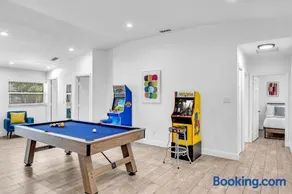Private Jungle Pool Home - Arcade Games & Pool - Image 1