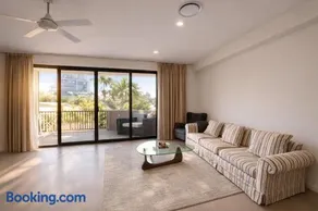 Modern 4BR 3Bath Duplex near Train Station Stylish Comfortable - Image 1