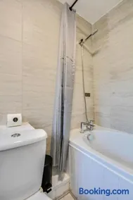Stay With Alexandra 2 Free Parking - high speed Free Wifi close to stadiums - Image 4