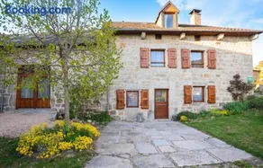 Maison de charme avec vue sur la montagne à Albaret-Sainte-Marie - Image 1