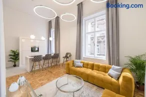 Andrassy Apartment with Free Parking - Image 1