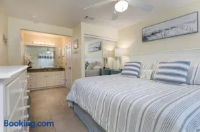 2bd 2ba 1st floor condo WALK TO BEACH - Image 2