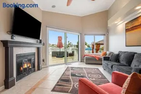 Serene Waterside Retreat - Image 1